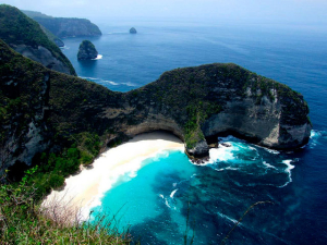 La costa dell'isola di Nusa Penida